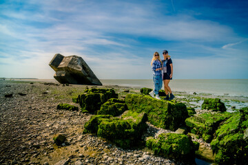 Femmes devant le bunker renversé de la Réserve Naturelle Nationale de la Baie de Somme à Le Hourdel © Gerald Villena