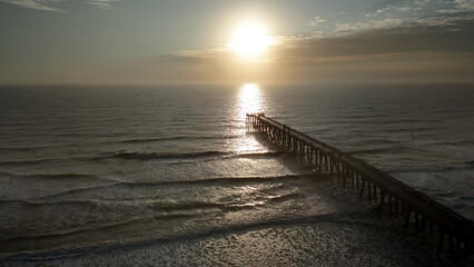 Obraz premium Aerial view of sunrise at Jacksonville Beach pier in Jacksonville Beach Florida USA