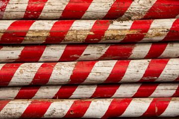 textura roja y blanca con palos de madera