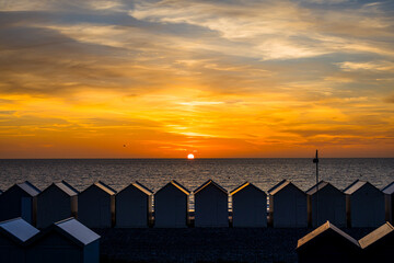 Coucher de soleil sur les cabine de plage et l'océan à Cayeux-sur-Mer