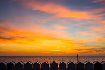 Coucher de soleil sur les cabine de plage et l'océan à Cayeux-sur-Mer