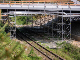 The reconstruction of the road bridge over the railway is still limiting for road and rail traffic....