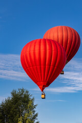 Naklejka premium Vivid colorful hot air balloons close up against clear blue sky on sunny day