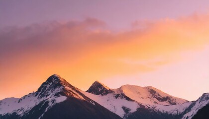 雪山と夕暮れの風景