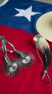 fondo espuelas y cacho emboquillado sobre la bandera de chile, concepto celebraci&oacute;n fiestas patrias	