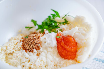 裏ごしした豆腐とはんぺんに食材を加える