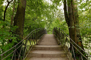 Eine alte Brücke im Park "Hofgarten" in Bayreuth