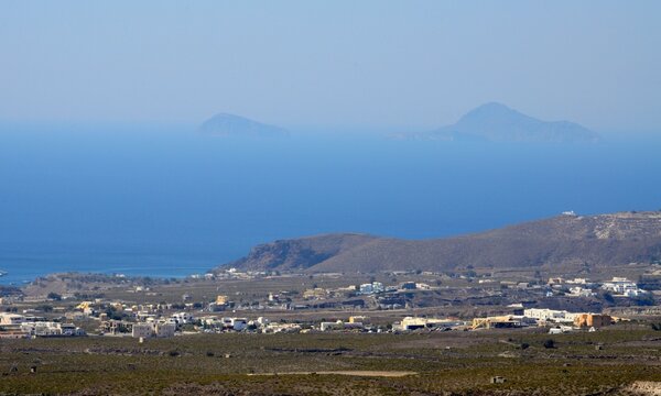 Vistas desde Pyrgos, isla de Santorini, Grecia