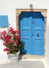 Fototapeta premium Puerta azul y casa blanca en Pyrgos, isla de Santorini, Grecia