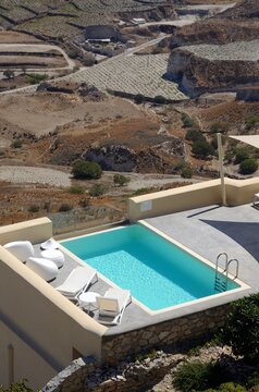 Piscina de lujo en Pyrgos, isla de Santorini, Grecia