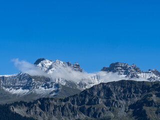 aiguille du grand fond et roche parstire avec mince trait de nuage qui barre la vue