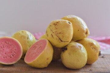 A goiaba é o fruto produzido pela goiabeira. Possui alto valor nutritivo, pois apresenta grande quantidade de vitamina A, B1, C, cálcio, fósforo