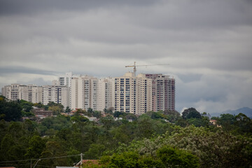 Fototapeta premium Vista da paisagem com ceu escuro de chuva com fundo da cidade.
