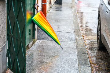 Regenschirm am Straßenrand