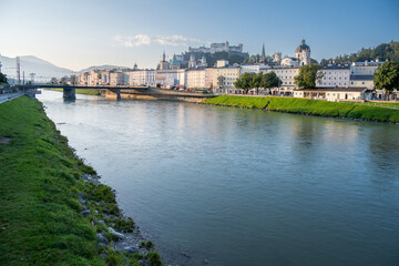salzburger altstadt im sommer an der salzachr