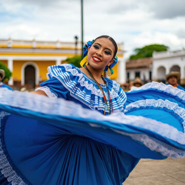 Mujer centroamericana bailando en traje tradicional folklore en desfile de fiestas patrias