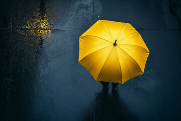 Parasol - postać pod mokrym parasolem w deszczowy dzień.