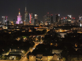 Panorama Warszawy nocą z widokiem na drapacze chmur © Karol