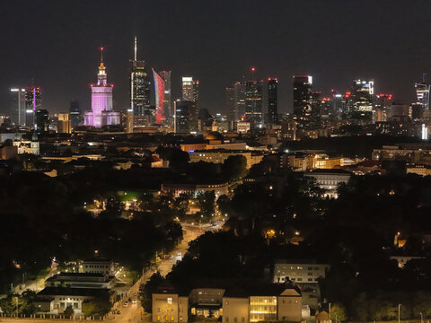 Panorama Warszawy nocą z widokiem na drapacze chmur