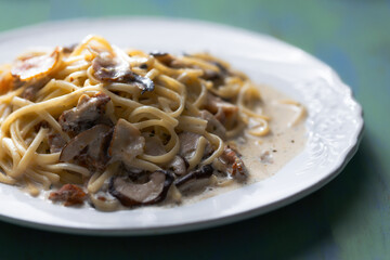 carbonara pasta with mushrooms and bacon