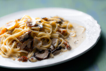 carbonara pasta with mushrooms and bacon