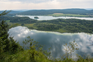 Obraz premium Un des plus beaux panoramas du Jura : le belvédère des 4 lacs, magnifique vue le lac d'Ilay et du Grand Maclu en été