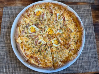 Pizza Romana, tomato sauce, Mozzarella cheese, bacon, egg and oregano