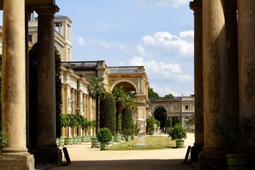 Fototapeta premium Orangerie im Park Schloss Sanssouci