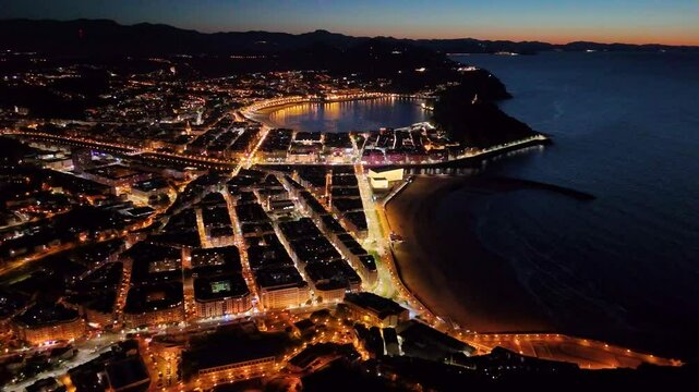 Donostia San Sebasti&aacute;n vista a&eacute;rea nocturna desde el monte Ul&iacute;a 