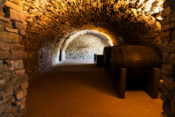 Antigua cava llena de tinajas