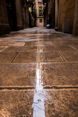 Calles mojadas con reflejos