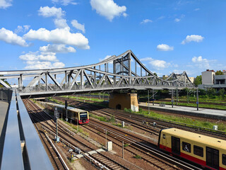 Obraz premium S-Bahn Berlin while crossing each other under 