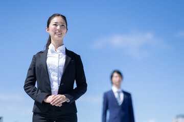青空の下のビジネスウーマンとビジネスマンのポートレート