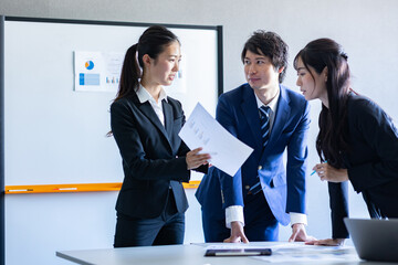 会議をするビジネスマン