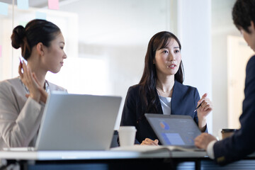 会議をするビジネスウーマン