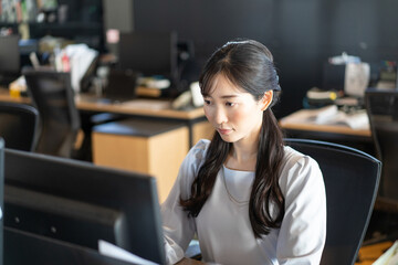 仕事をするビジネスウーマン