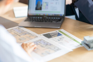 物件の資料を見る女性の手元