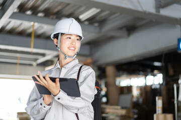 作業着を着た女性のポートレート