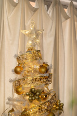 árbol de navidad con estrella blanca en la punta y fondo de cortina con pliegues