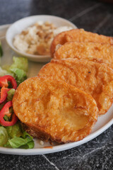 A delightful Crispy Fried Food Platter accompanied by a Fresh and Colorful Salad with Dipping Sauce