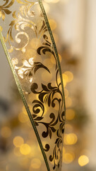 cinta decorativa navideña de color dorado con fondo desenfocado de árbol de navidad 