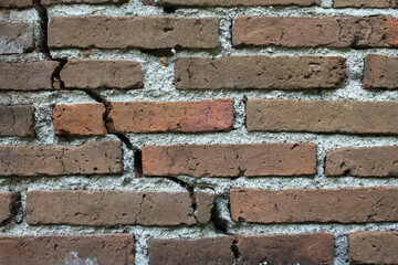 Fototapeta premium crack a brick wall background