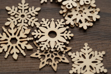 conjunto de decoraciones navideñas de copos de nieve cortados en madera sobre mesa