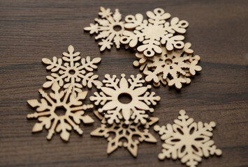 Montón de copos de nieve hechos de madera sobre mesa 