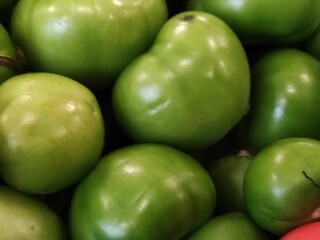 Green tomatoes in a supermarket,Tomates verdes en un supermercado