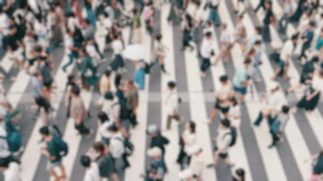人々が歩いて移動する交差点　スローモーション　ぼかし