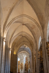 Fototapeta premium Arcos abovedados en el interior de la catedral gótica de Oviedo, España