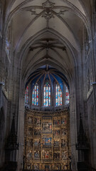 Fototapeta premium Nave central y retablo mayor en la catedral gótica de Oviedo, España