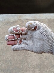 The hands are wearing white cotton gloves that make various hand movements, which have been damaged on the fingers. Unbleached cloth gloves (yellow edges).