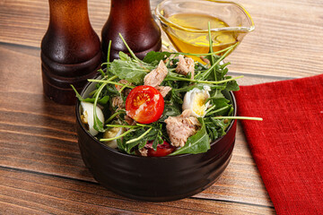 Salad with tuna, tomato, quail egg and arugula